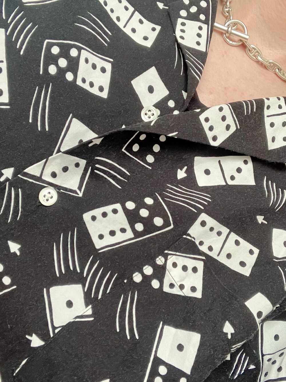 ブラック系のローファー、ブラック系のデニムパンツ、ブラック系のシャツ/ブラウスを着用したメンズの夏コーディネートの3枚目の写真