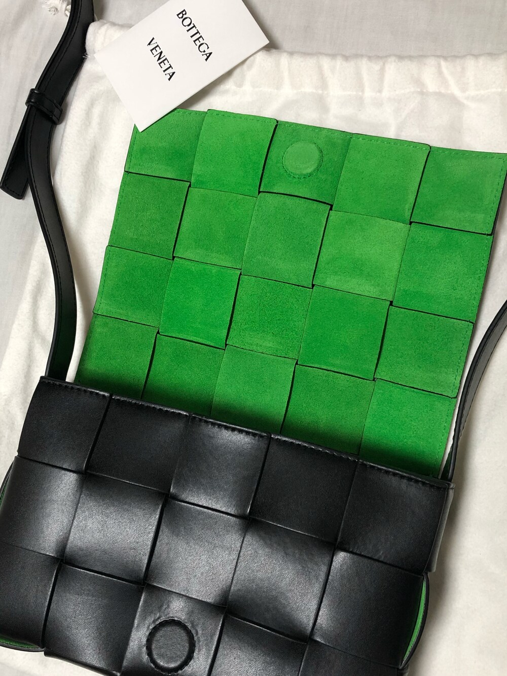 ブラック系のショルダーバッグを着用したメンズの秋コーディネートの3枚目の写真