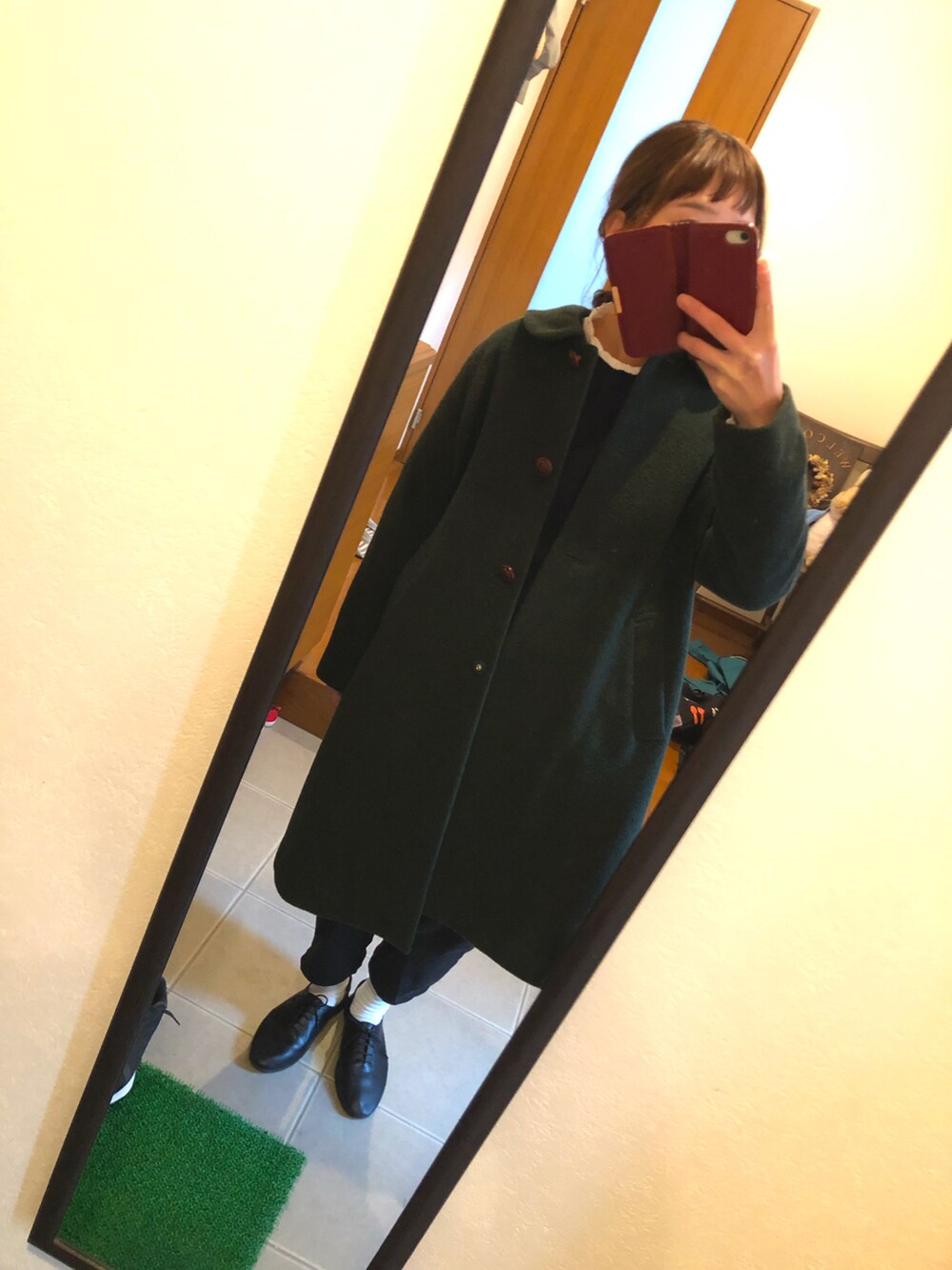 ブラック系のパンツ、ブラック系のシューズ、ブルー系のシャツ/ブラウスを着用したレディースの冬コーディネートの2枚目の写真