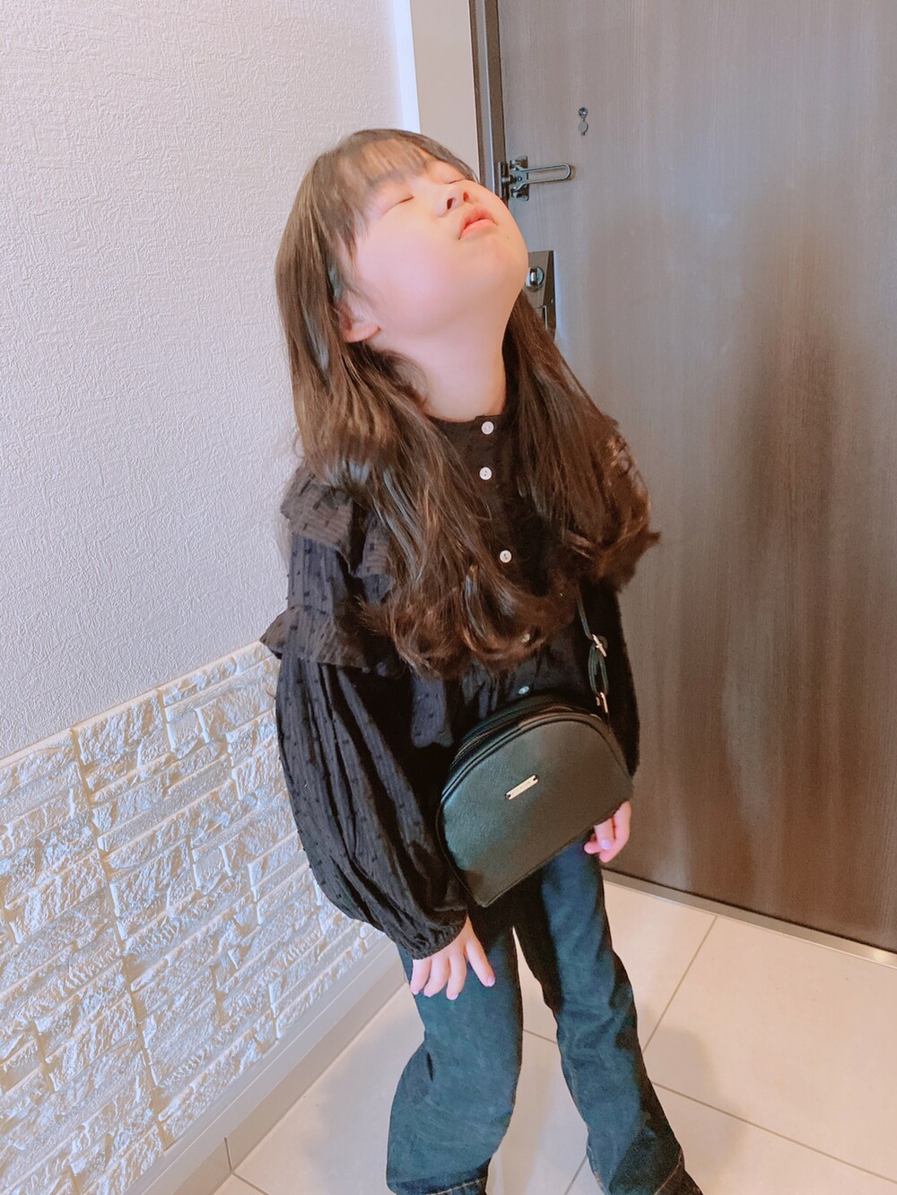 ブラック系のシャツ/ブラウス、ブルー系のデニムパンツを着用したキッズの春コーディネートの2枚目の写真