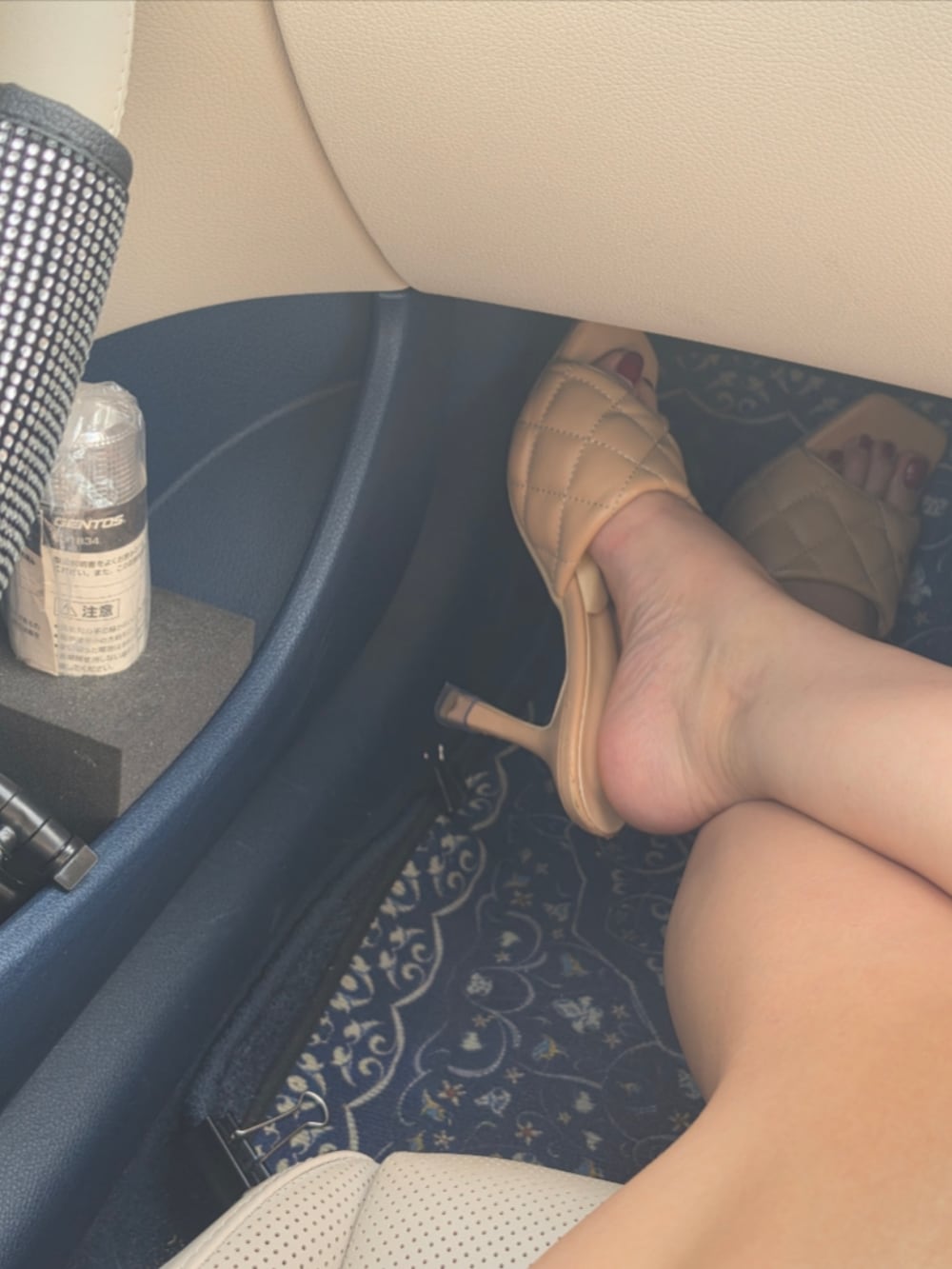 ブルー系のシャツ/ブラウス、ブルー系のデニムパンツ、ブラウン系のブーツを着用したレディースの夏コーディネートの3枚目の写真