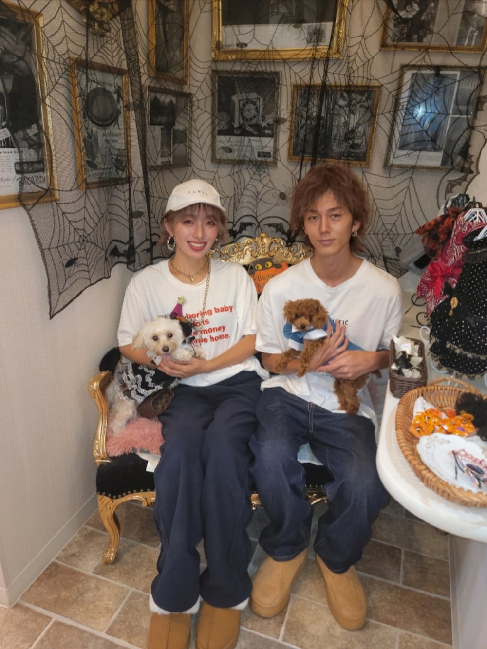 ホワイト系のTシャツ/カットソー、ブラウン系のショルダーバッグ、ブルー系のスウェットパンツを着用したレディースの秋コーディネートの2枚目の写真