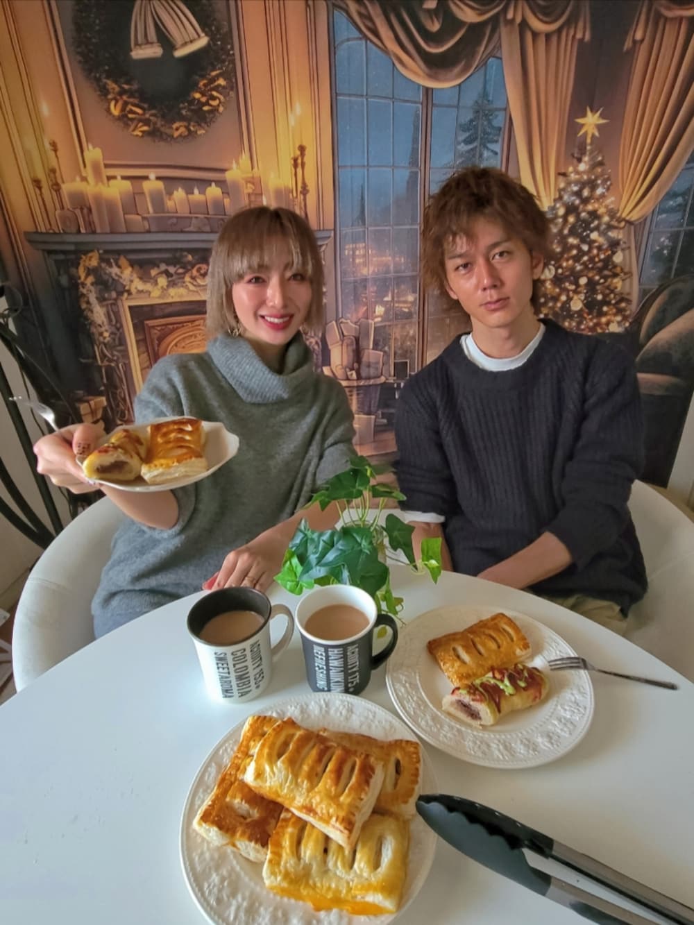 ブラック系のブーツ、グリーン系のデニムパンツ、ベージュ系のスニーカーを着用したレディースの冬コーディネートの4枚目の写真