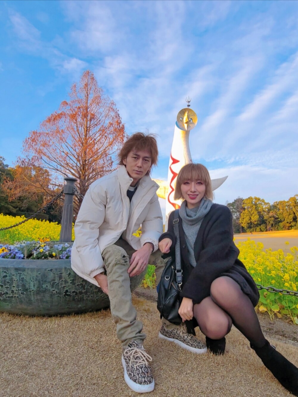 ブラック系のブーツ、グリーン系のデニムパンツ、ベージュ系のスニーカーを着用したレディースの冬コーディネートの5枚目の写真