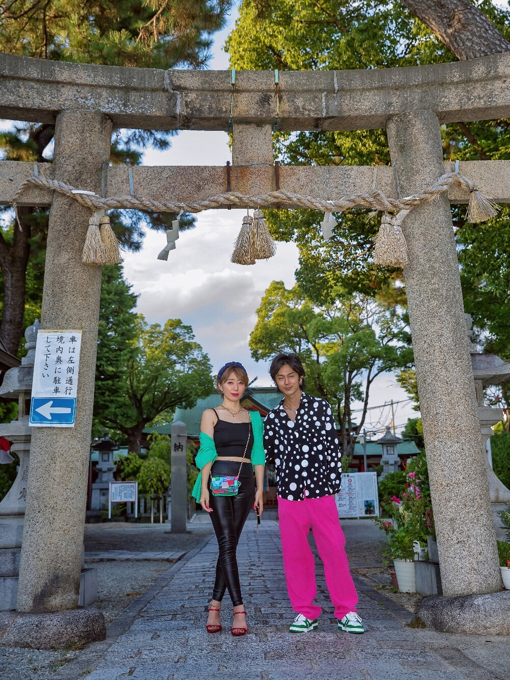 ピンク系のパンツ、グリーン系のスニーカー、ブラック系のシャツ/ブラウスを着用したレディースの夏コーディネートの2枚目の写真