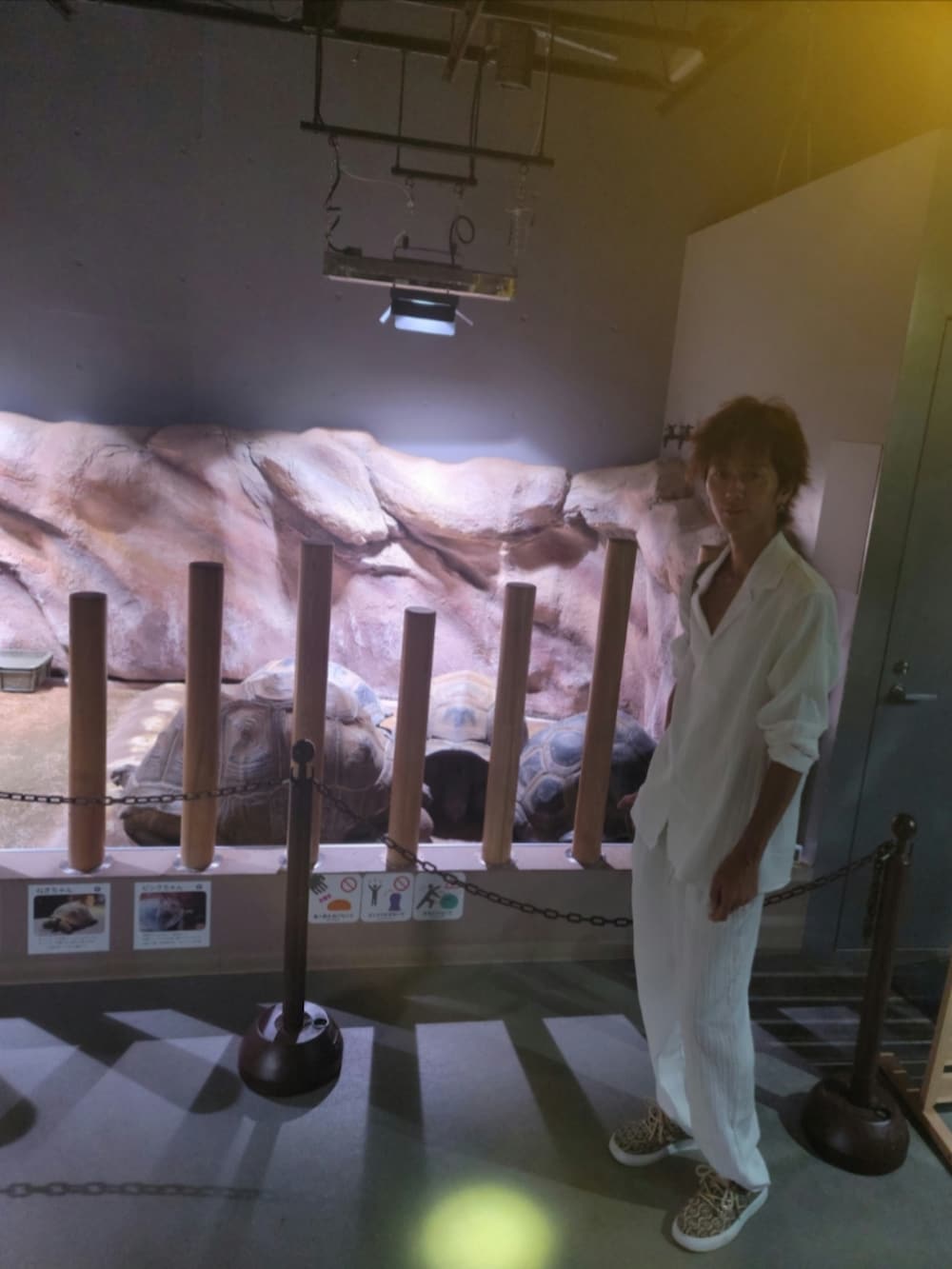 ブルー系のTシャツ/カットソー、ブルー系のその他パンツ、ベージュ系のサンダルを着用したレディースの秋コーディネートの4枚目の写真