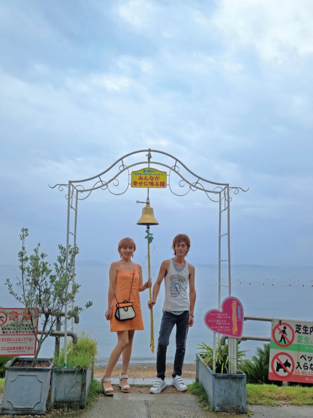 「旅行コーデ、夏コーデ、サンダルコーデ、ワンビース、オレンジコーデ、タンクトップ、キャミワンピ、夫婦、アラフィフ、40代ファッション、カップルコーデ、旅行スタイル、インスタフォローしてね！、厚底サンダル、レイヤードスタイル」｜「H&Mのアイテム（ワンピース、オレンジ系）」を使った、インスタ→bz178koshu47さん（レディース・160cm）の夏コーディネートの4枚目の写真