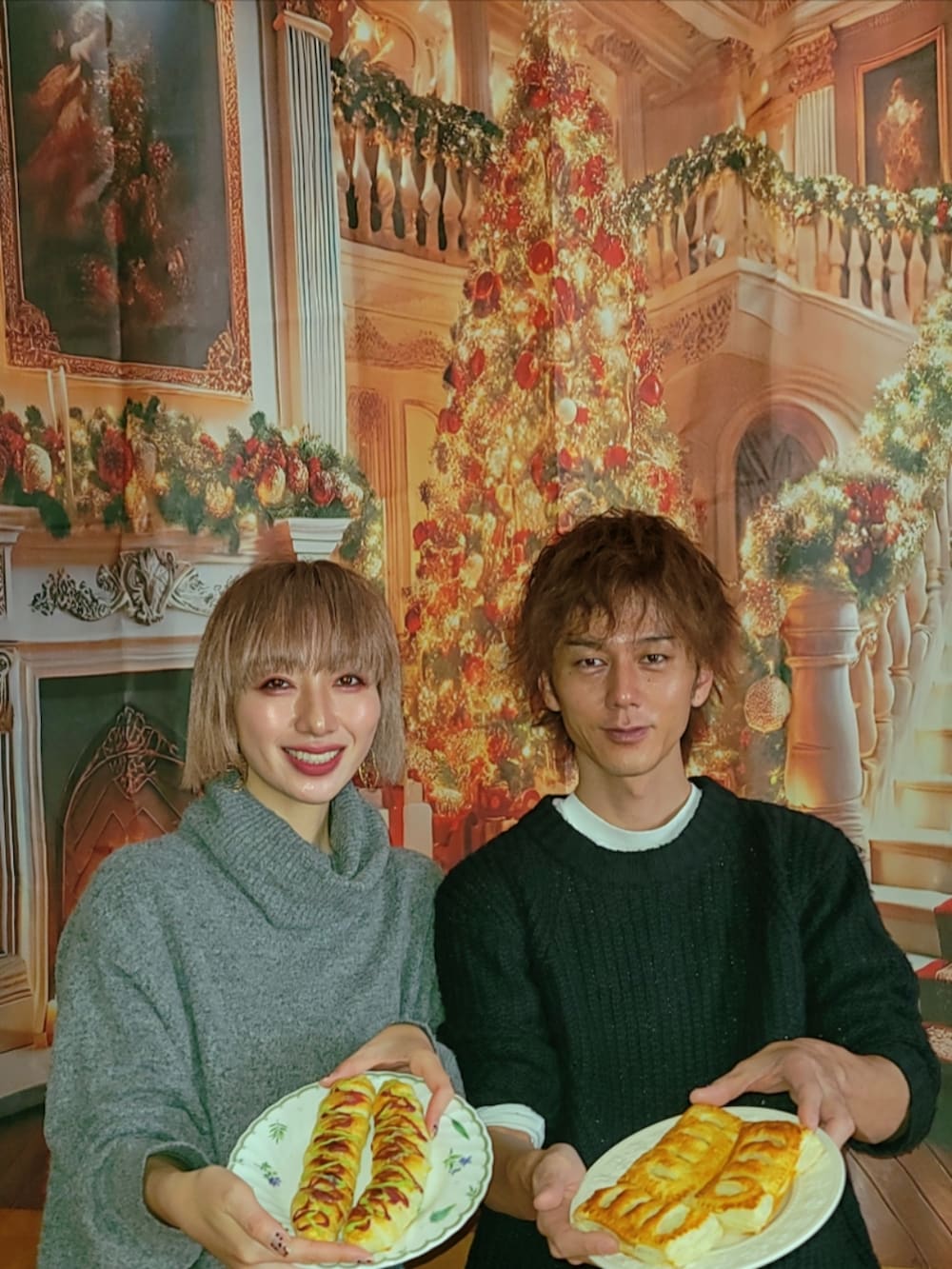 ブラック系のブーツ、グリーン系のデニムパンツ、ベージュ系のスニーカーを着用したレディースの冬コーディネートの3枚目の写真