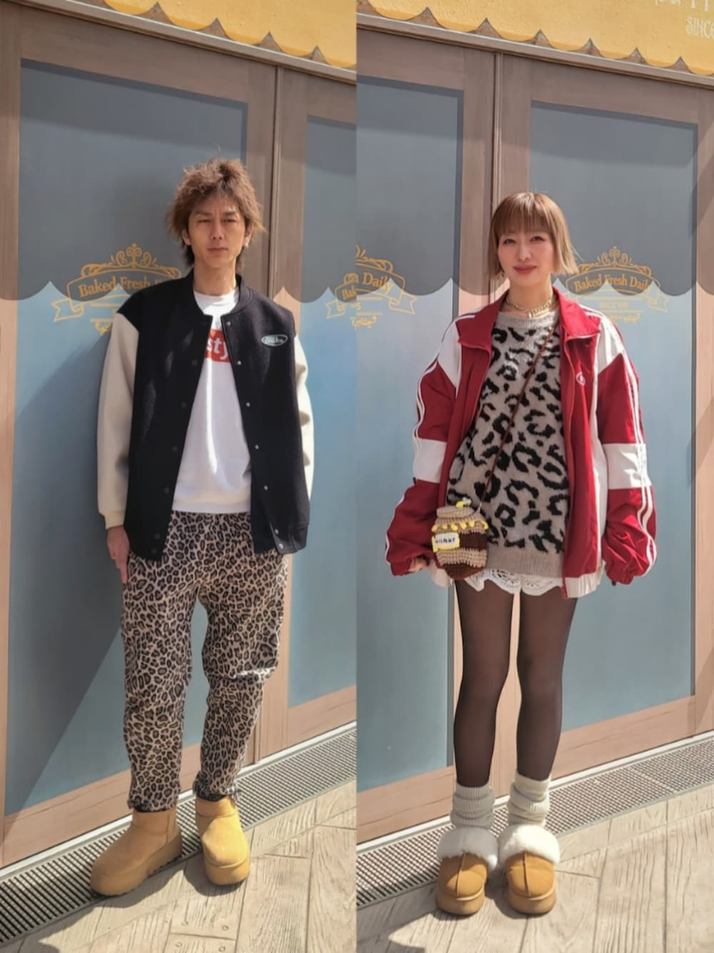 レッド系のナイロンジャケット、ベージュ系のニット/セーター、ベージュ系のショルダーバッグを着用したレディースの春コーディネートの2枚目の写真