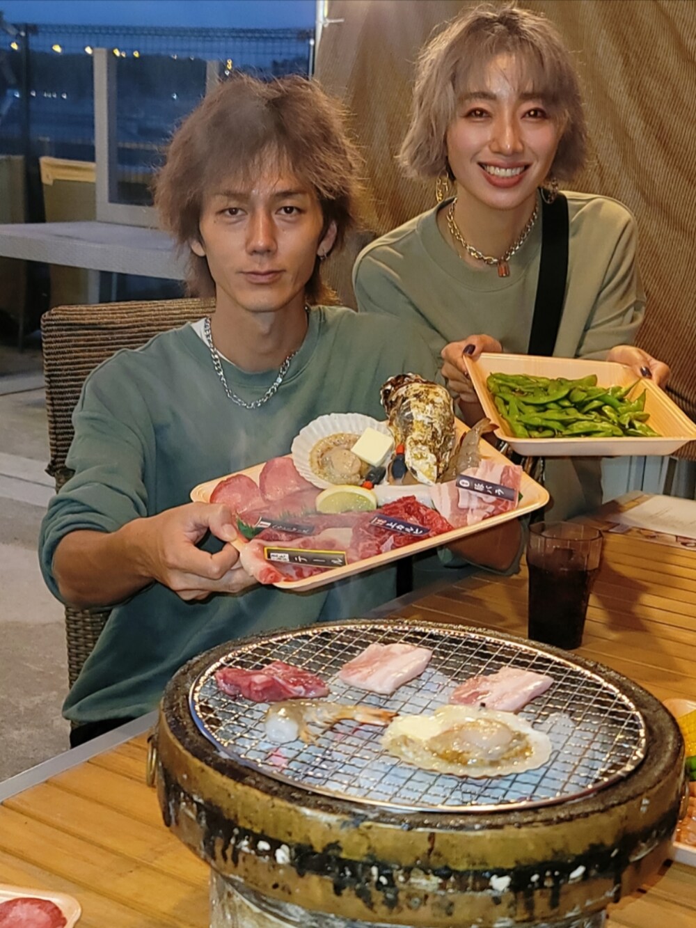 ホワイト系のスニーカー、グリーン系のスウェット、ゴールド系のボディバッグ/ウエストポーチを着用したレディースの秋コーディネートの4枚目の写真