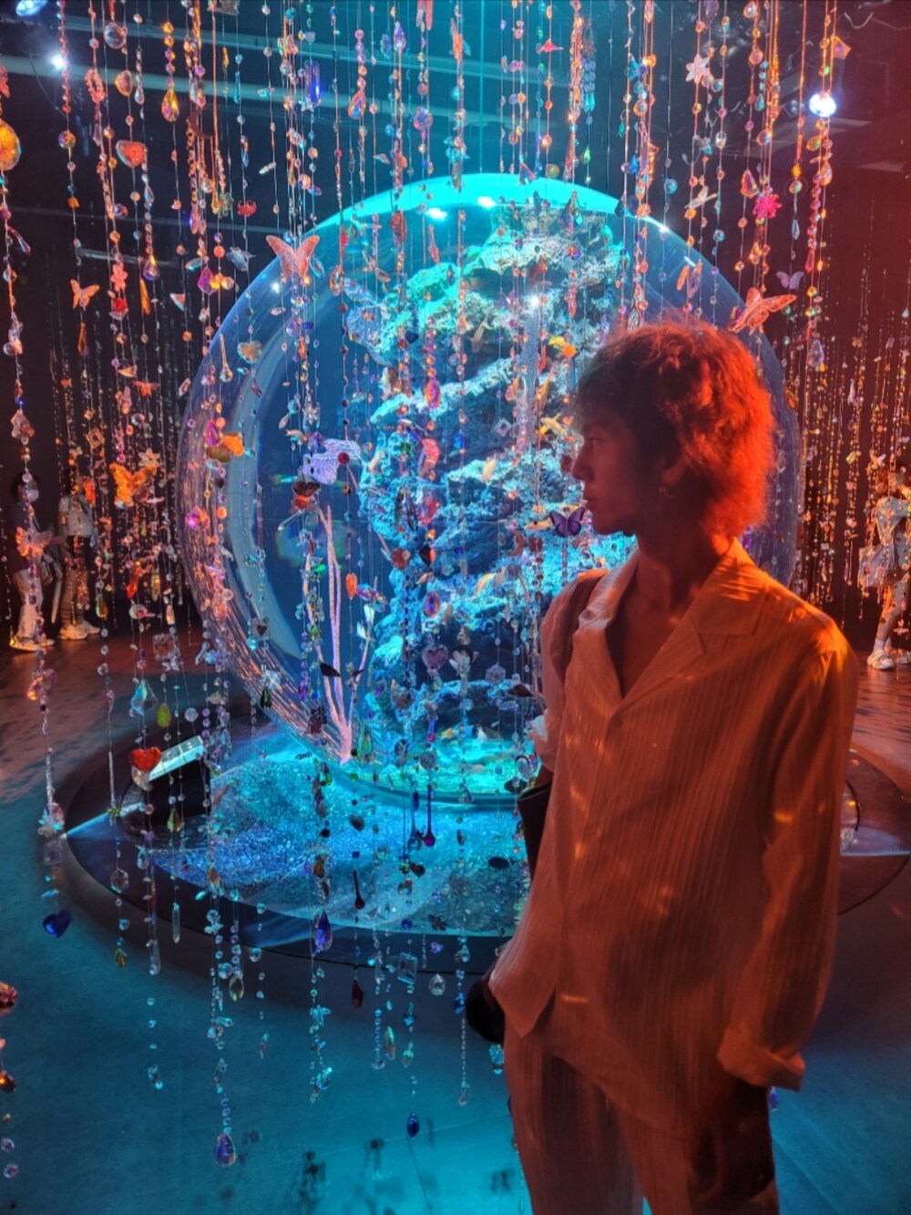 ブルー系のTシャツ/カットソー、ブルー系のその他パンツ、ベージュ系のサンダルを着用したレディースの秋コーディネートの2枚目の写真