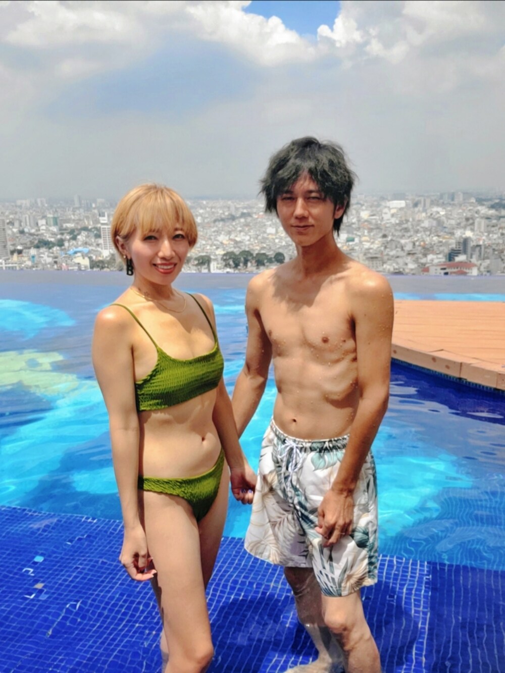 シルバー系のワンピース、ブラック系のシャツ/ブラウス、ブラック系のパンツを着用したレディースの秋コーディネートの3枚目の写真