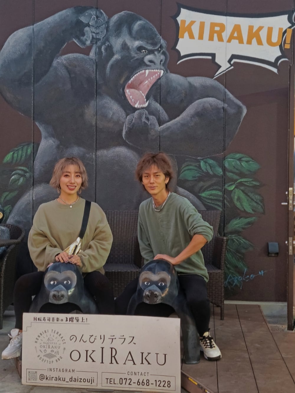 ホワイト系のスニーカー、グリーン系のスウェット、ゴールド系のボディバッグ/ウエストポーチを着用したレディースの秋コーディネートの3枚目の写真