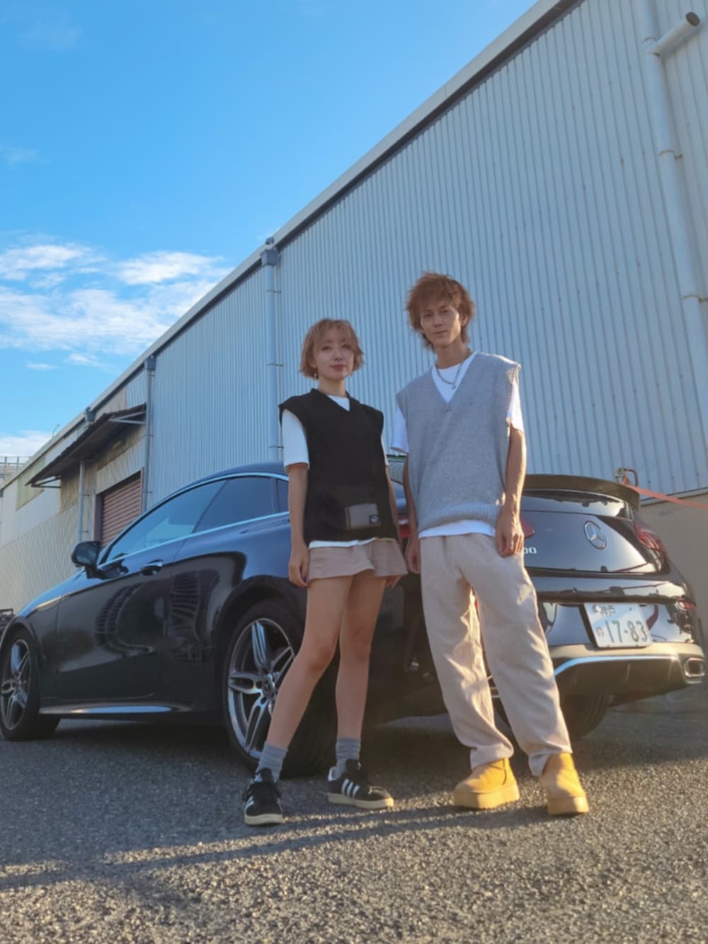 グレー系のベスト、ベージュ系のパンツ、ブラウン系のブーツを着用したレディースの秋コーディネートの2枚目の写真