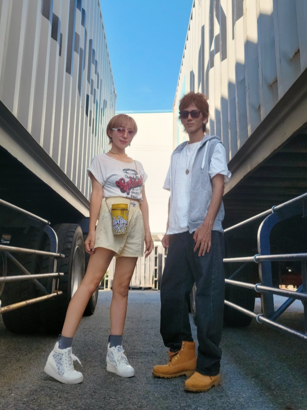 グレー系のその他アウター、ブラック系のデニムパンツ、イエロー系のブーツを着用したレディースの夏コーディネートの2枚目の写真