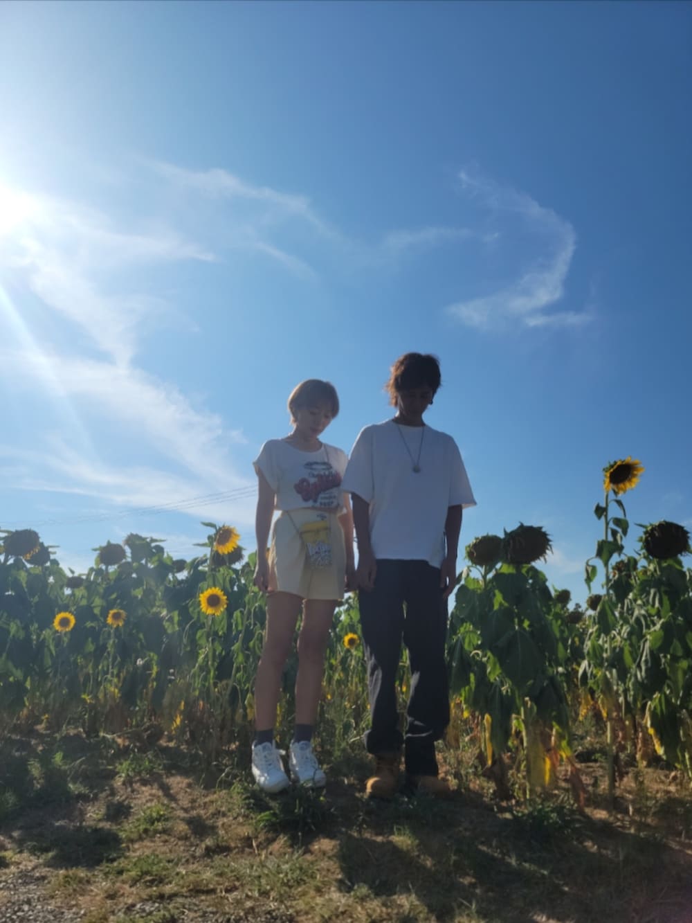 グレー系のその他アウター、ブラック系のデニムパンツ、イエロー系のブーツを着用したレディースの夏コーディネートの3枚目の写真