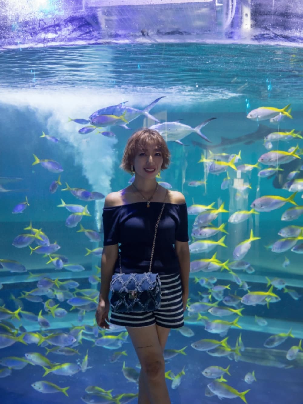 ブルー系のTシャツ/カットソー、ブルー系のその他パンツ、ベージュ系のサンダルを着用したレディースの秋コーディネートの3枚目の写真