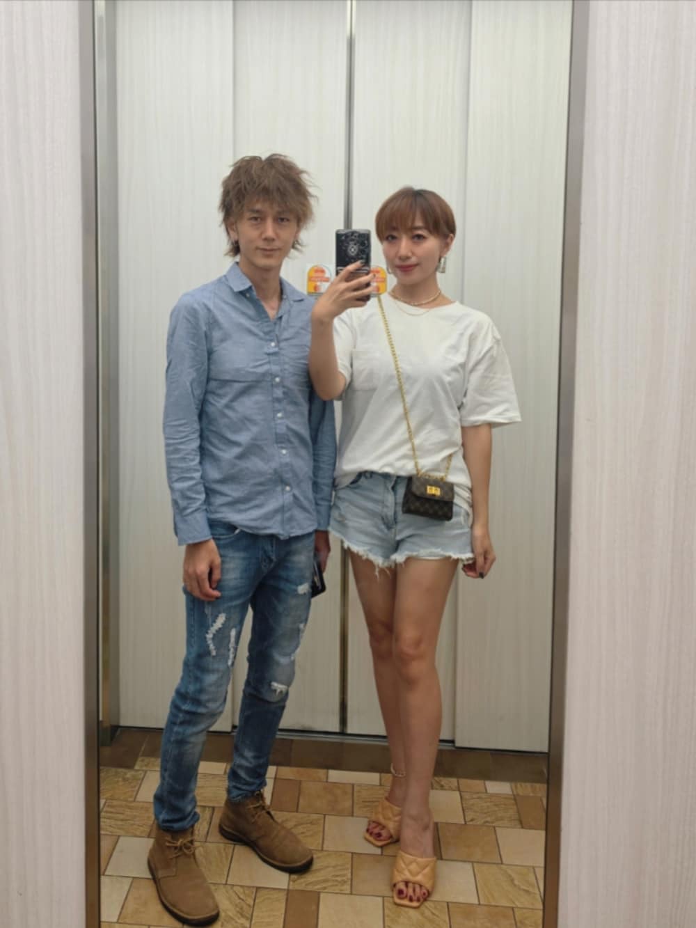 ブルー系のシャツ/ブラウス、ブルー系のデニムパンツ、ブラウン系のブーツを着用したレディースの夏コーディネートの2枚目の写真