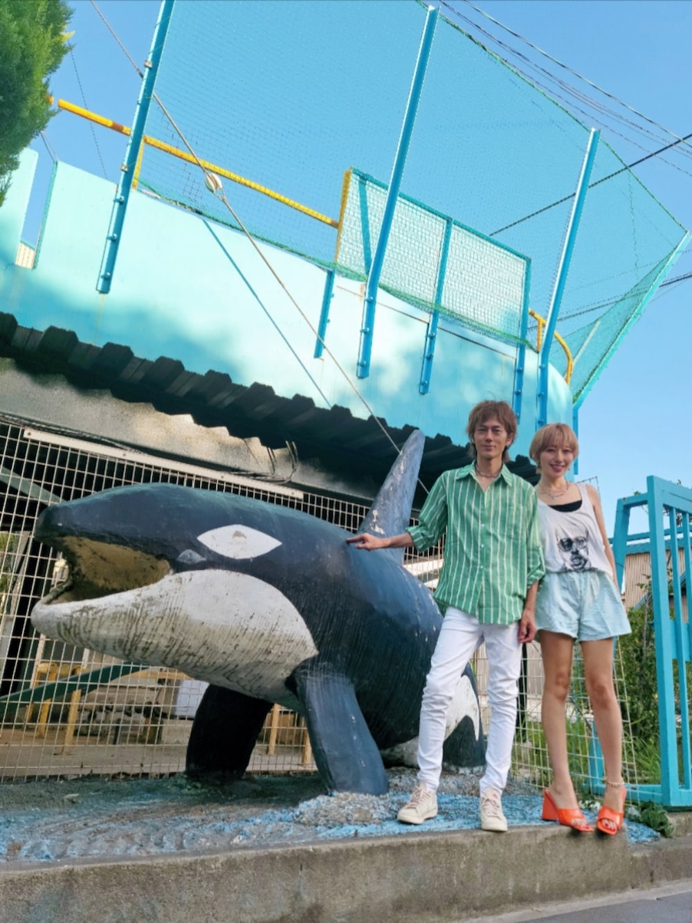 その他のパンツ、オレンジ系のサンダル、ベージュ系のスニーカーを着用したレディースの夏コーディネートの3枚目の写真