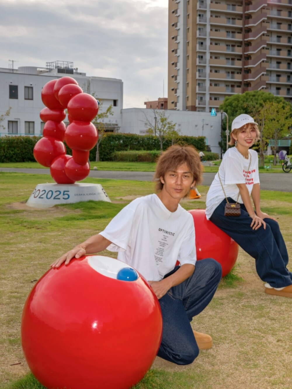 ホワイト系のTシャツ/カットソー、ブラウン系のショルダーバッグ、ブルー系のスウェットパンツを着用したレディースの秋コーディネートの5枚目の写真