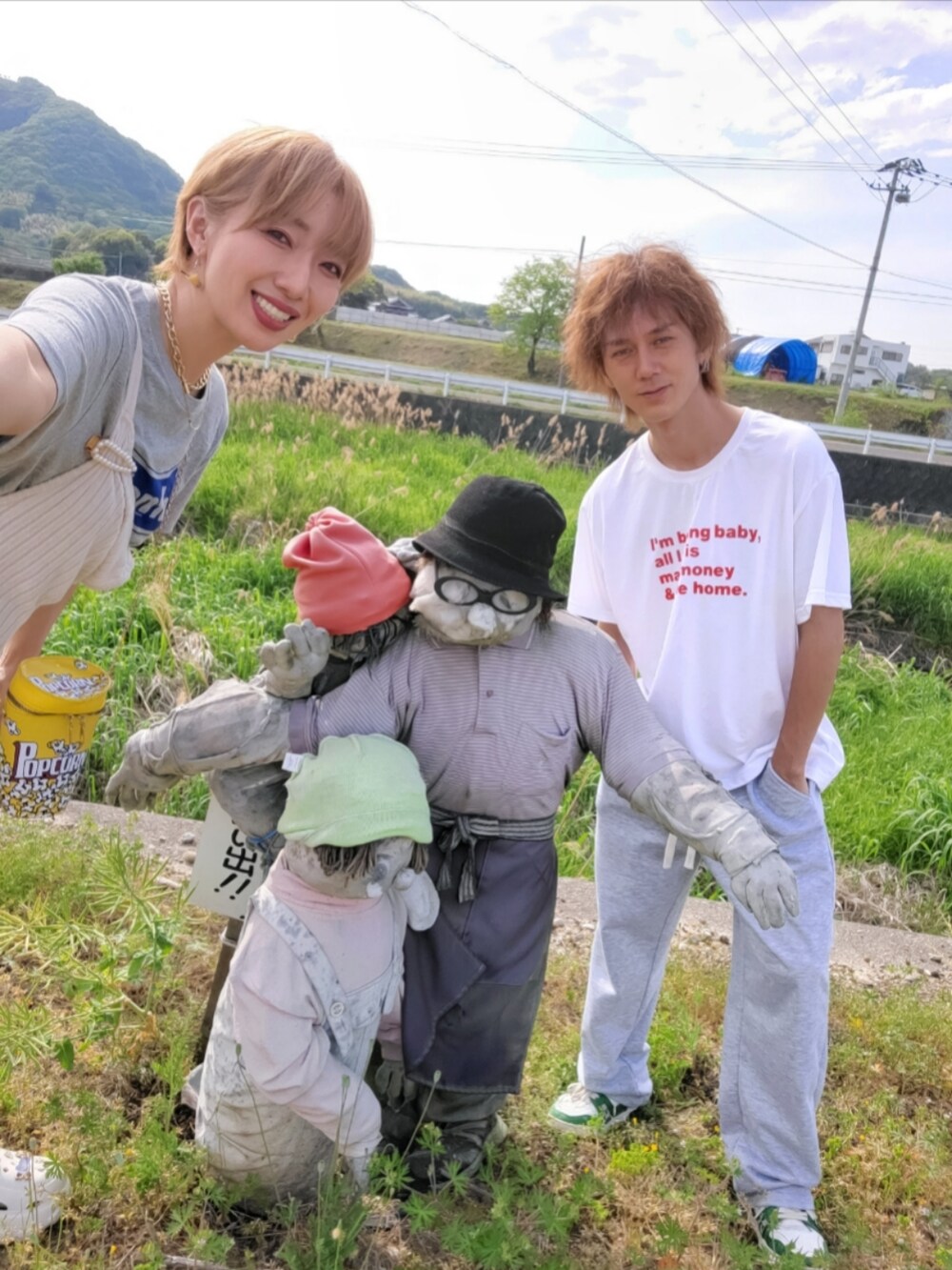 グレー系のスウェットパンツ、グリーン系のスニーカー、ホワイト系のサンダルを着用したレディースの春コーディネートの3枚目の写真