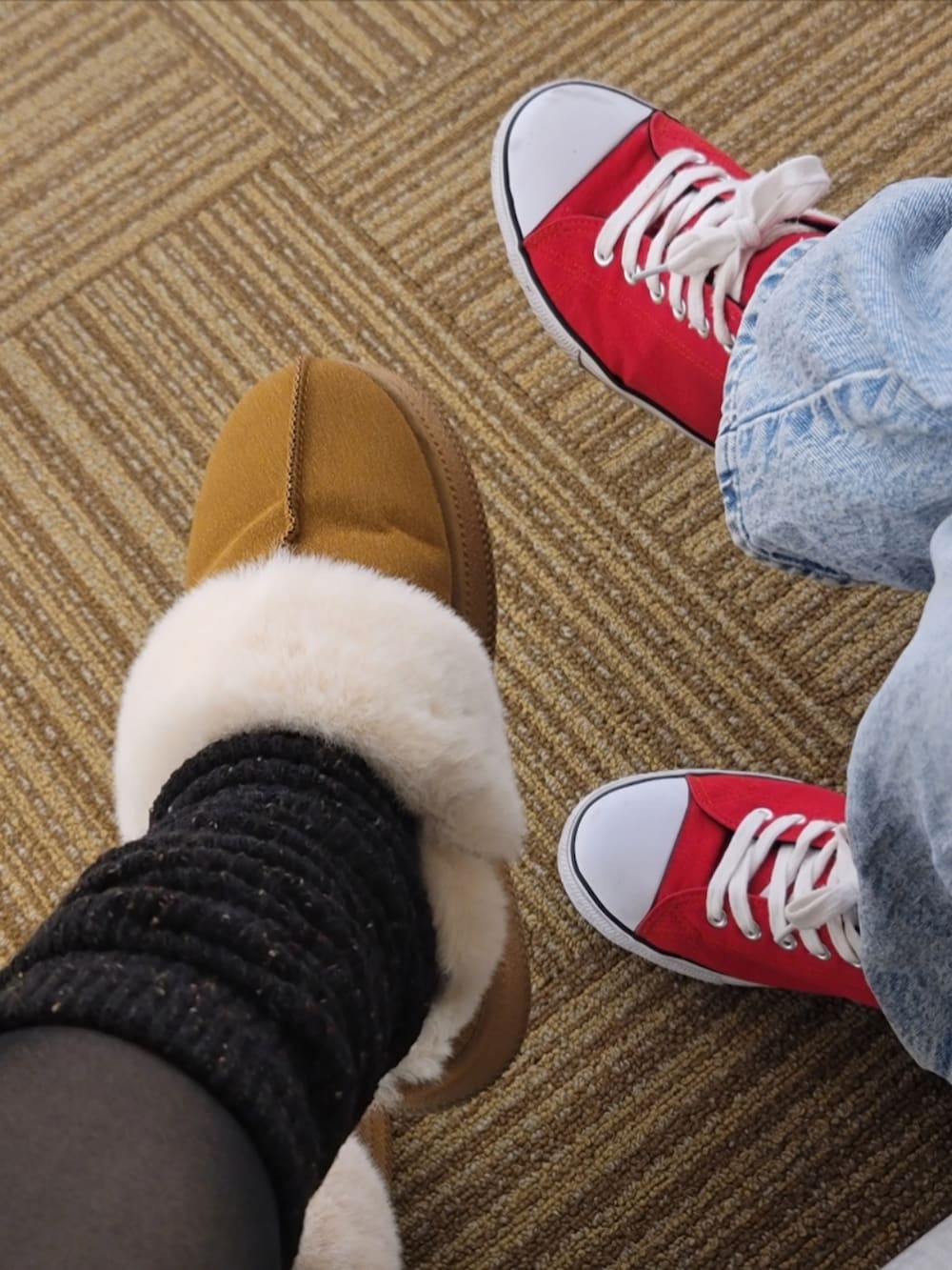 ブルー系のニット/セーター、ブルー系のデニムパンツ、レッド系のスニーカーを着用したレディースの冬コーディネートの2枚目の写真