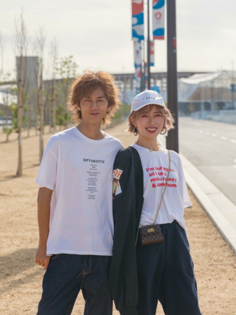 ホワイト系のTシャツ/カットソー、ブラウン系のショルダーバッグ、ブルー系のスウェットパンツを着用したレディースの秋コーディネートの3枚目の写真