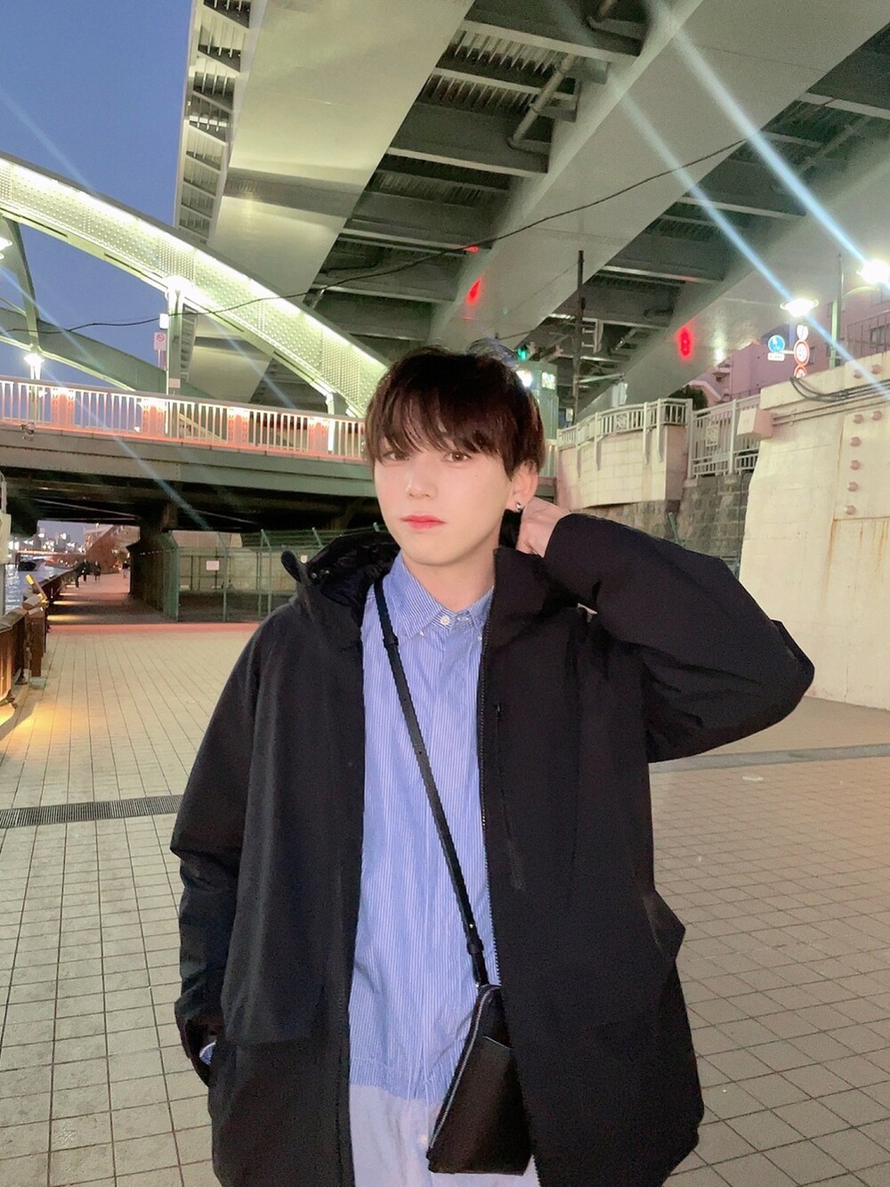 ブルー系のシャツ/ブラウス、ベージュ系のスニーカー、ブラック系のブルゾンを着用したメンズの冬コーディネートの2枚目の写真