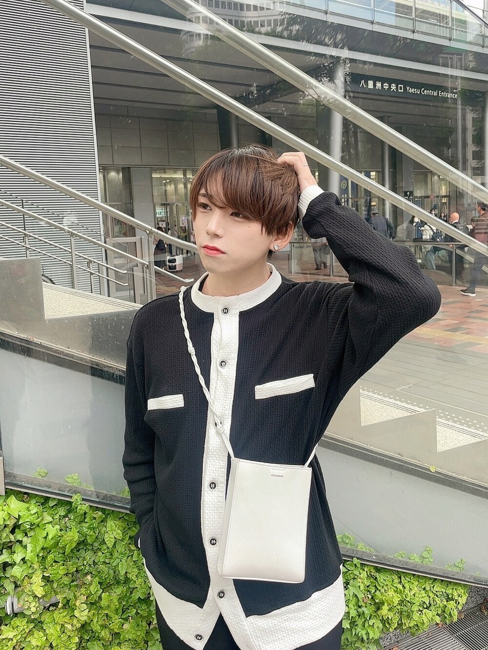 「今日のコスメと服、春服、モノトーン、モノトーンコーデ、メンズメイク、メイク男子、黒、韓国ファッション、スラックス、ワイドパンツ、ワイドスラックス、ショートブーツ、ブーツ」｜「HI FI FNKのアイテム（スラックス、ブラック系）」を使った、KAKERU さん（メンズ・170cm）の春コーディネートの4枚目の写真