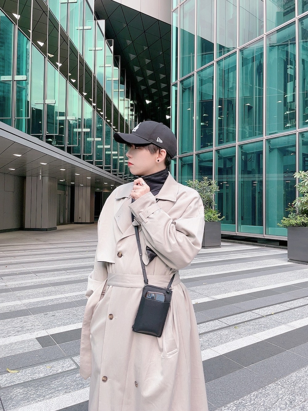 「休日コーデ、春コーデ、春アウター、ワイドパンツ、スラックス、韓国ファッション、トレンチコート、キャップ、ハイカットスニーカー、モノトーン、モノトーンコーデ、ジャージ、きれいめカジュアル、モード、モードストリート」｜「CONVERSEのアイテム（スニーカー、ブラック系）」を使った、KAKERU さん（メンズ・170cm）の春コーディネートの4枚目の写真
