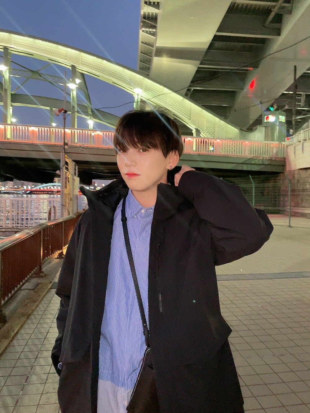 ブルー系のシャツ/ブラウス、ベージュ系のスニーカー、ブラック系のブルゾンを着用したメンズの冬コーディネートの3枚目の写真