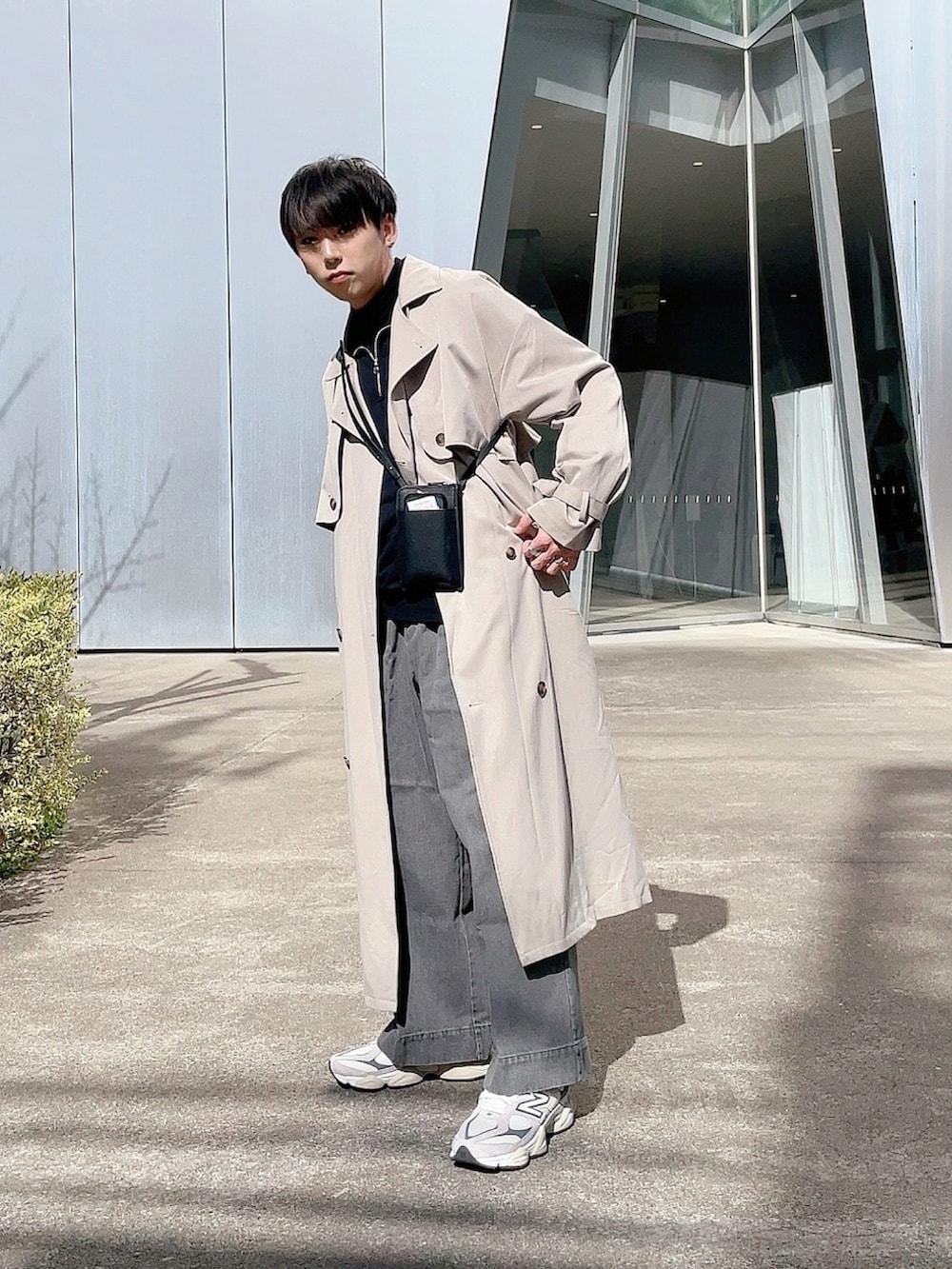 「今日のコスメと服、似合うラボに行こう、春コーデ、春服、デニムパンツ、ワイドデニム、ワイドパンツ、デニム、モノトーン、トレンチコート、ハーフジップ、New Balance、ニューバランス9060、ニューバランス、New balance9060」｜「EMMA CLOTHESのTRストレッチ オーバーサイズ ヨークトレンチコート/スプリングコート EMMA CLOTHES 2021SPRING（トレンチコート、ベージュ系）」を使った、KAKERU さん（メンズ・170cm）の冬コーディネートの3枚目の写真