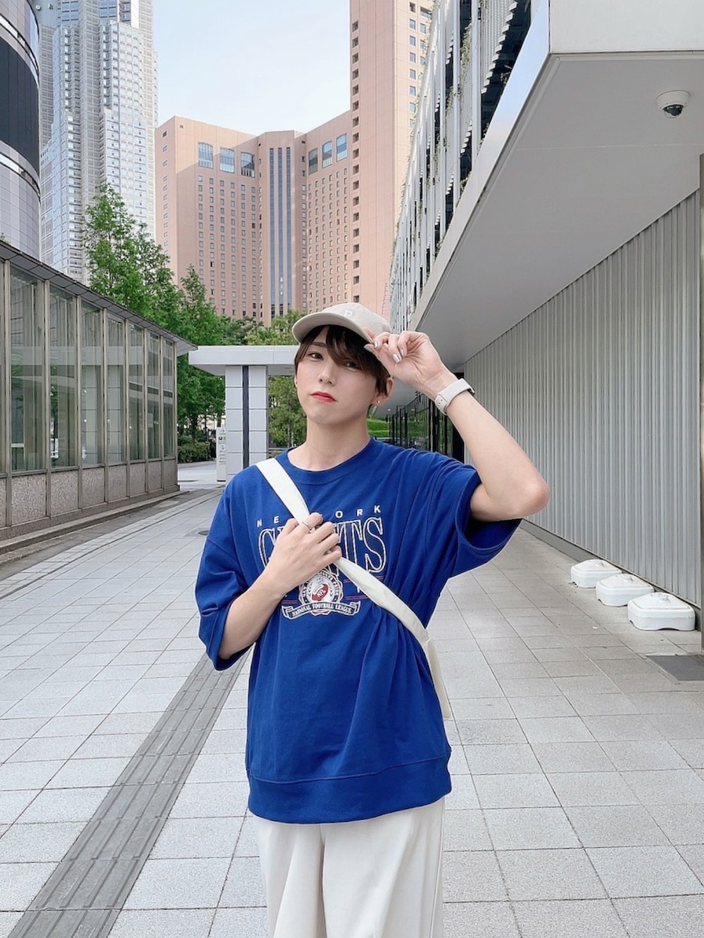 「今日のコスメと服、春夏コーデ、休日スタイル、Tシャツ、ビッグシルエット、夏コーデ、ワイドパンツ、ワイドスラックス、初夏コーデ、オーバーサイズ、スニーカー、スニーカーコーデ、コンバース、CT70s、CLEA」｜「CLEAのアジャスターベルト付き ビッグキャンバスショルダーバッグ（ショルダーバッグ、ホワイト系）」を使った、KAKERU さん（メンズ・170cm）の春コーディネートの3枚目の写真