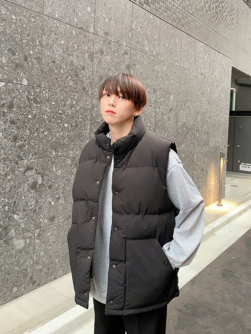 「ファッションを楽しもう、今日のコスメと服、ダウンベスト、ダウンジャケット、ダウン、ワイドパンツ、コンバース、秋冬コーデ、スウェット」｜「UNIQLOのアイテム（ダウンジャケット/コート、ブラック系）」を使った、KAKERU さん（メンズ・170cm）の秋コーディネートの3枚目の写真