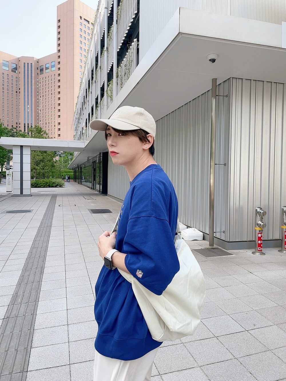 「今日のコスメと服、春夏コーデ、休日スタイル、Tシャツ、ビッグシルエット、夏コーデ、ワイドパンツ、ワイドスラックス、初夏コーデ、オーバーサイズ、スニーカー、スニーカーコーデ、コンバース、CT70s、CLEA」｜「CLEAのアジャスターベルト付き ビッグキャンバスショルダーバッグ（ショルダーバッグ、ホワイト系）」を使った、KAKERU さん（メンズ・170cm）の春コーディネートの4枚目の写真