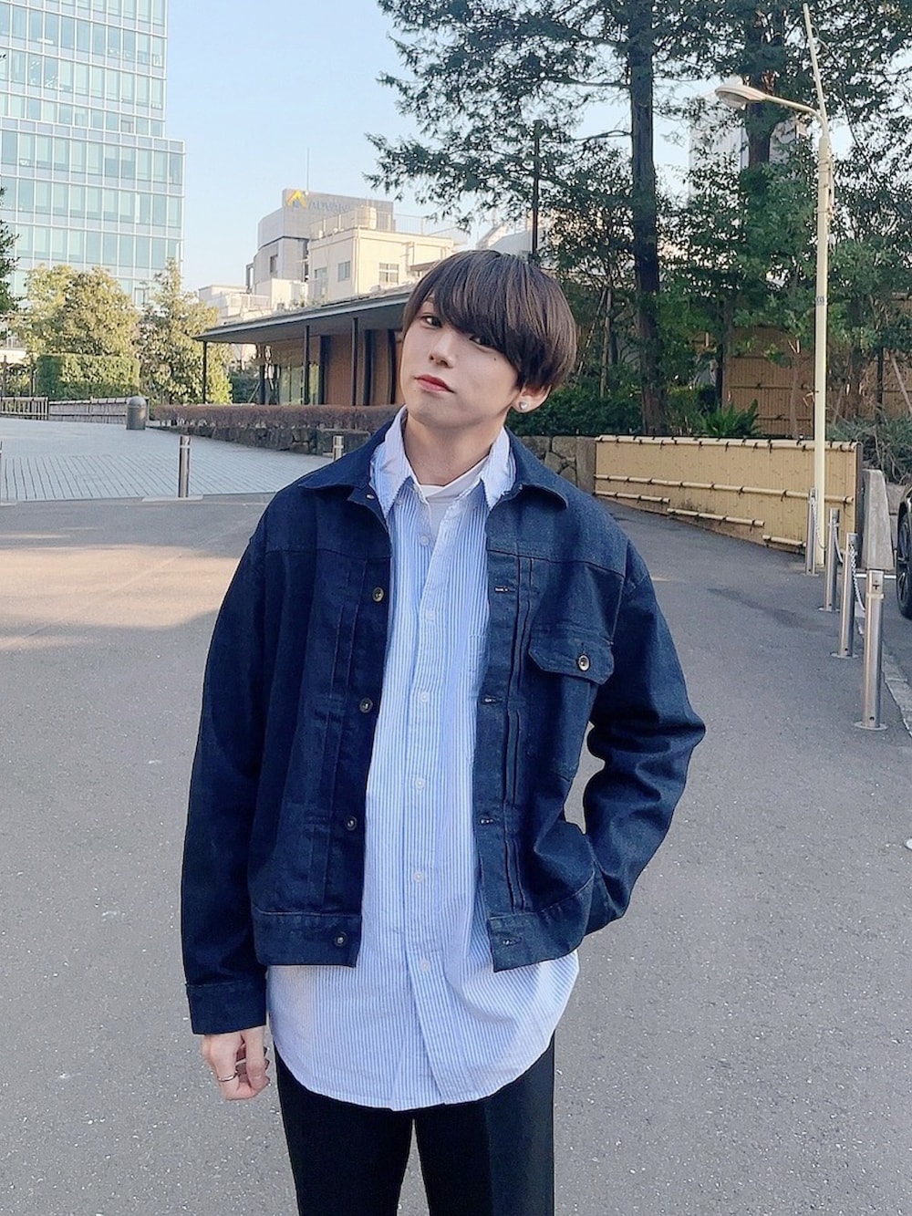 「ファッションを楽しもう、今日のコスメと服、メンズメイク、メイク男子、休日スタイル、オトナカジュアル、秋服、UNIQLO、レイヤードスタイル、デニムジャケット」｜「UNIQLOのアイテム（デニムジャケット、ブルー系）」を使った、KAKERU さん（メンズ・170cm）の秋コーディネートの4枚目の写真