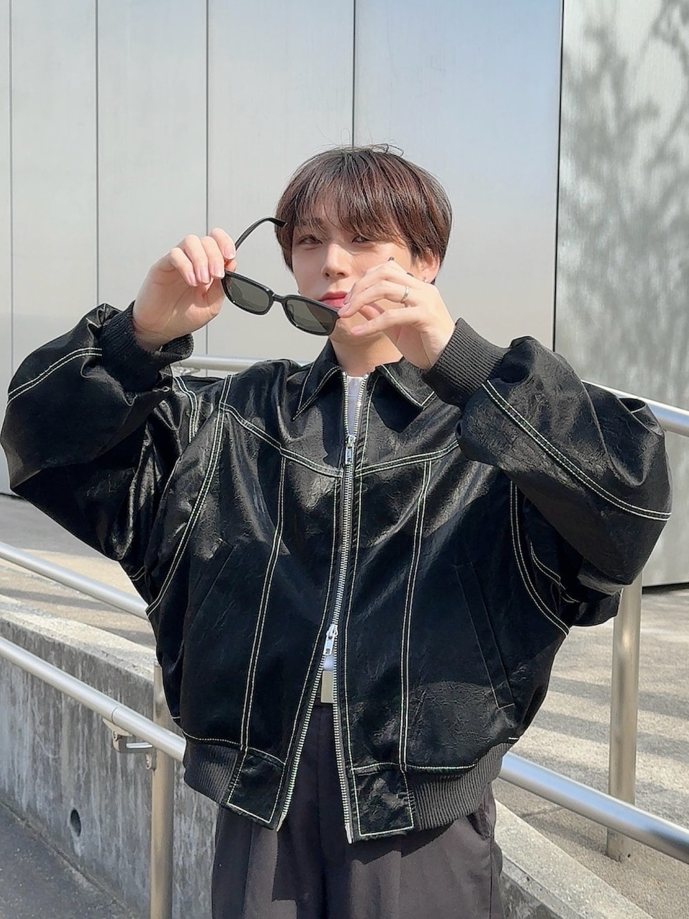 ブラック系のジャケット/アウター、ブラック系のスラックス、ブラック系のブーツを着用したメンズの春コーディネートの2枚目の写真