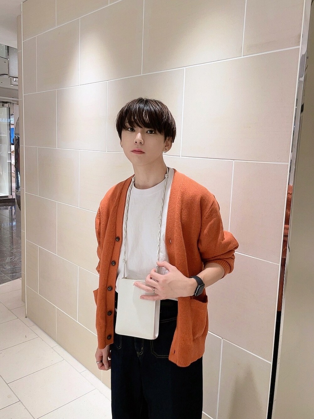 「ファッションを楽しもう、今日のコスメと服、カーディガン、秋のコーデ、カジュアル、秋服コーデ、デニム、デニムパンツ、オレンジ、オレンジコーデ」|「GUのアイテム(デニムパンツ、ブルー系)」を使った、KAKERU さん(メンズ・170cm)の秋コーディネートの3枚目の写真