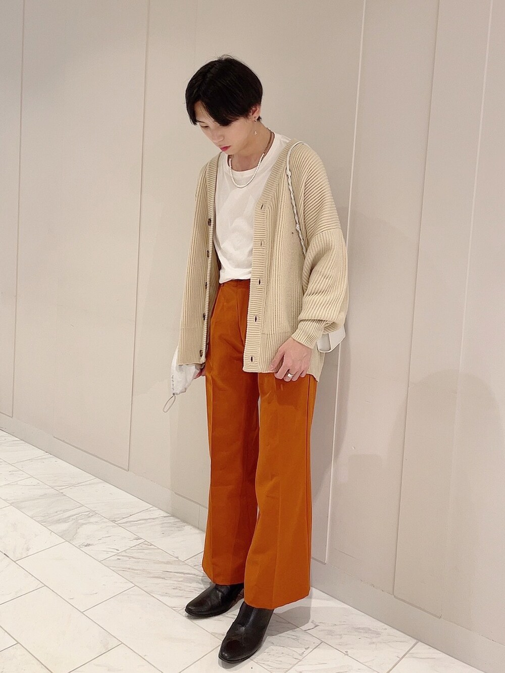 「カーディガン、ブーツ、ベージュ、秋のコーデ、ショートブーツ、オレンジ、フレアパンツ、秋服、秋コーデ、秋冬コーデ、カーディガンコーデ」｜「Snap clubの【Snap club】ヘビーニットビックカーディガン（カーディガン/ボレロ、ブルー系）」を使った、KAKERU さん（メンズ・170cm）の秋コーディネートの3枚目の写真