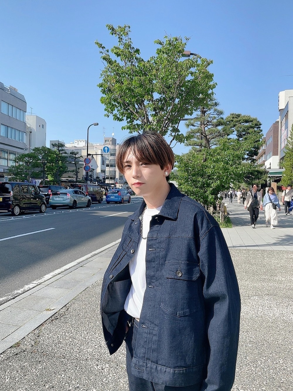 「今日のコスメと服、春夏コーデ、大人コーデ、メンズメイク、メイク男子、化粧男子、白スニーカー、春アウター、フレアパンツ、フレアデニム、デニム、デニムパンツ、デニムジャケット、ニューバランス、休日スタイル」｜「UNIQLOのアイテム（デニムジャケット、ブルー系）」を使った、KAKERU さん（メンズ・170cm）の春コーディネートの3枚目の写真