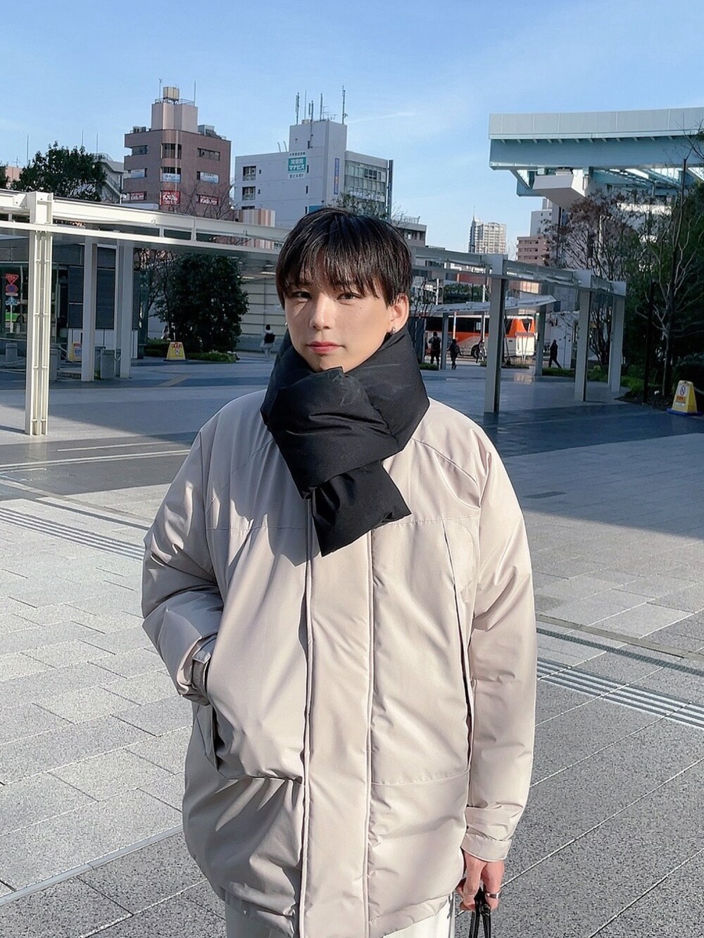 「オトナカジュアル、カジュアルコーデ、大人カジュアル、ワイドパンツ、ワイドスラックス、オーバーサイズ、ダウンジャケット、ダウン、モノトーン、モノトーンコーデ、マフラー、ネックウォーマー、今日のコスメと服」｜「URBAN RESEARCH DOORSのラミネートダウンマフラー（マフラー、ブラック系）」を使った、KAKERU さん（メンズ・170cm）の冬コーディネートの5枚目の写真