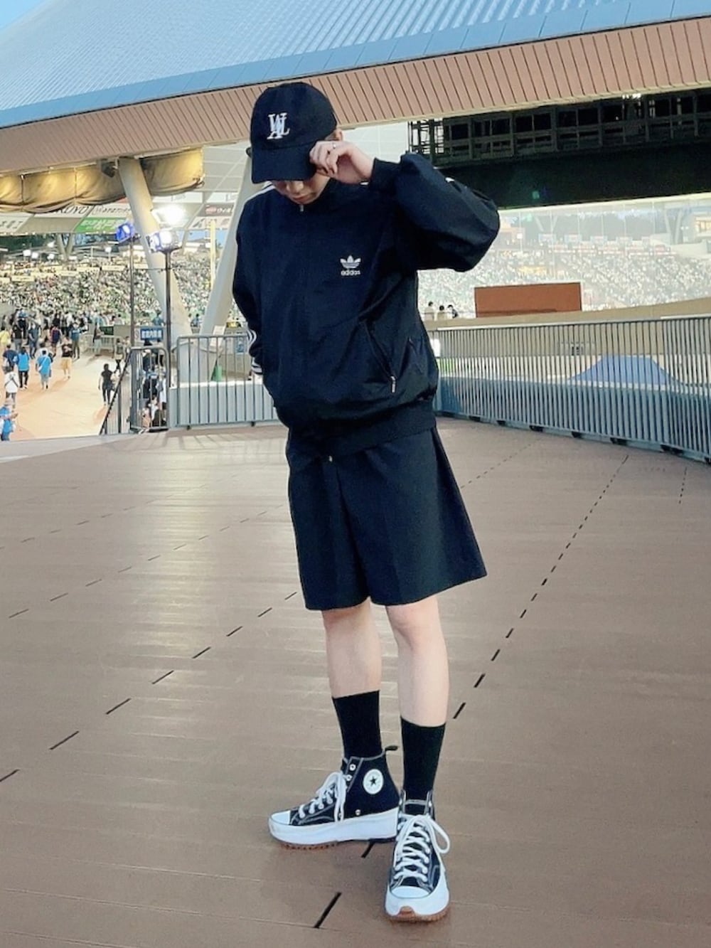「スポーツミックス、スポーツmix、スポーツ、ジャージ、adidas、アディダス、ハーフパンツ、ショートパンツ、ブラック、ブラックコーデ、秋のマイ旬スタイル、キャップ、ハイカットスニーカー、秋コーデ、とっておきの秋コーデ」｜「CONVERSEのアイテム（スニーカー、ブラック系）」を使った、KAKERU さん（メンズ・170cm）の秋コーディネートの2枚目の写真