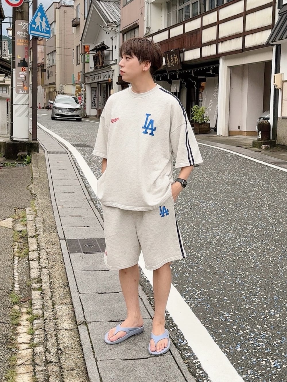 ブルー系のサンダル、ベージュ系のセットアップを着用したメンズの秋コーディネートの2枚目の写真