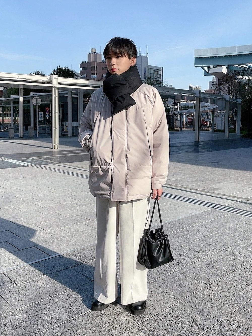 「オトナカジュアル、カジュアルコーデ、大人カジュアル、ワイドパンツ、ワイドスラックス、オーバーサイズ、ダウンジャケット、ダウン、モノトーン、モノトーンコーデ、マフラー、ネックウォーマー、今日のコスメと服」｜「URBAN RESEARCH DOORSのラミネートダウンマフラー（マフラー、ブラック系）」を使った、KAKERU さん（メンズ・170cm）の冬コーディネートの3枚目の写真