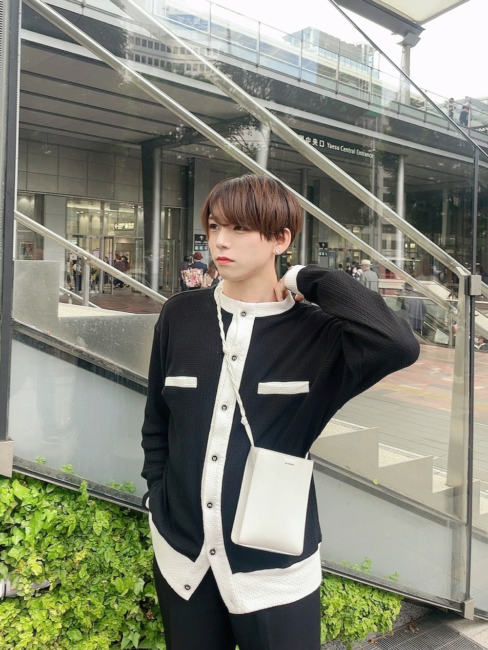 「今日のコスメと服、春服、モノトーン、モノトーンコーデ、メンズメイク、メイク男子、黒、韓国ファッション、スラックス、ワイドパンツ、ワイドスラックス、ショートブーツ、ブーツ」｜「HI FI FNKのアイテム（スラックス、ブラック系）」を使った、KAKERU さん（メンズ・170cm）の春コーディネートの3枚目の写真