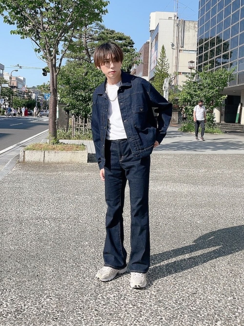 「今日のコスメと服、春夏コーデ、大人コーデ、メンズメイク、メイク男子、化粧男子、白スニーカー、春アウター、フレアパンツ、フレアデニム、デニム、デニムパンツ、デニムジャケット、ニューバランス、休日スタイル」｜「UNIQLOのアイテム（デニムジャケット、ブルー系）」を使った、KAKERU さん（メンズ・170cm）の春コーディネートの2枚目の写真