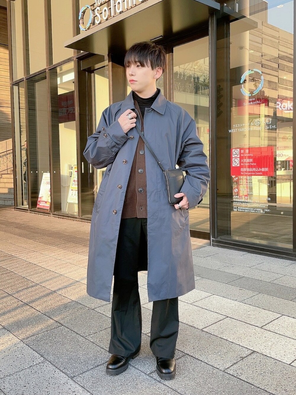 「オトナカジュアル、カーディガン、レイヤードスタイル、レイヤード、休日スタイル、大人カジュアル、きれいめカジュアル、タートルネック、タートルネックニット」｜「IroquoisのT/R SZ FLARE PT【セットアップ対応】（その他パンツ、ブラック系）」を使った、KAKERU さん（メンズ・170cm）の冬コーディネートの3枚目の写真