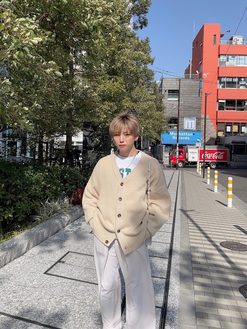 「春、春コーデ、カーディガン、ワイドパンツ、ワイドスラックス、ベージュ、ベージュコーデ、オールホワイト、スニーカーコーデ、ビックシルエット、はるコーデ、ビッグシルエット、プチプラ」｜「HAREのDワイドフレアパンツ(HARE)（その他パンツ、ベージュ系）」を使った、KAKERU さん（メンズ・170cm）の春コーディネートの3枚目の写真