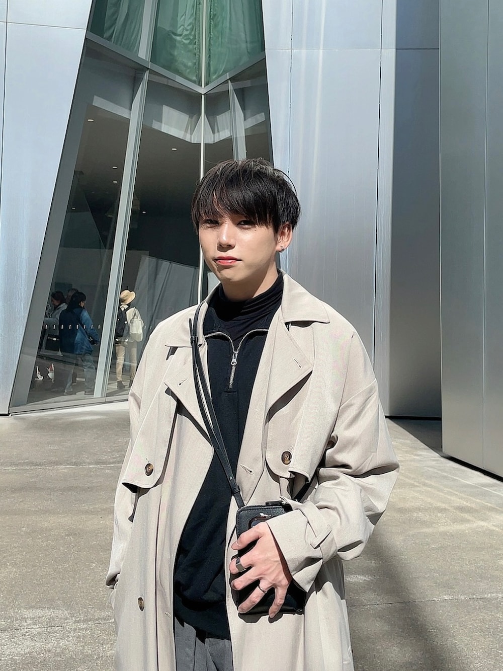 「今日のコスメと服、似合うラボに行こう、春コーデ、春服、デニムパンツ、ワイドデニム、ワイドパンツ、デニム、モノトーン、トレンチコート、ハーフジップ、New Balance、ニューバランス9060、ニューバランス、New balance9060」｜「EMMA CLOTHESのTRストレッチ オーバーサイズ ヨークトレンチコート/スプリングコート EMMA CLOTHES 2021SPRING（トレンチコート、ベージュ系）」を使った、KAKERU さん（メンズ・170cm）の冬コーディネートの4枚目の写真