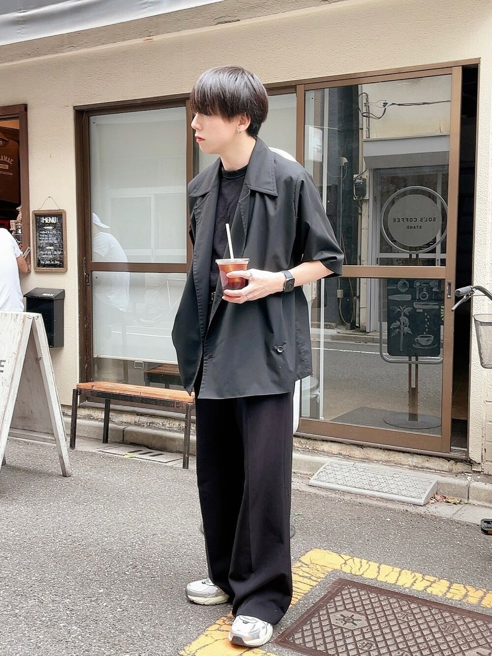 「オールブラック、ブラック、黒、ワイドパンツ、ワイドスラックス、スニーカー、スニーカーコーデ、スポーツミックス、春コーデ、黒スニーカー、フレアパンツ」｜「NIKEの＜NIKE＞V2K Run（スニーカー、シルバー系）」を使った、KAKERU さん（メンズ・170cm）の春コーディネートの2枚目の写真